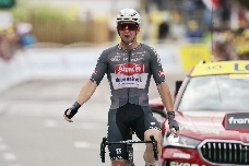 El esprinter australiano Groves gana en solitario en su primer Tour; Pogacar sigue líder