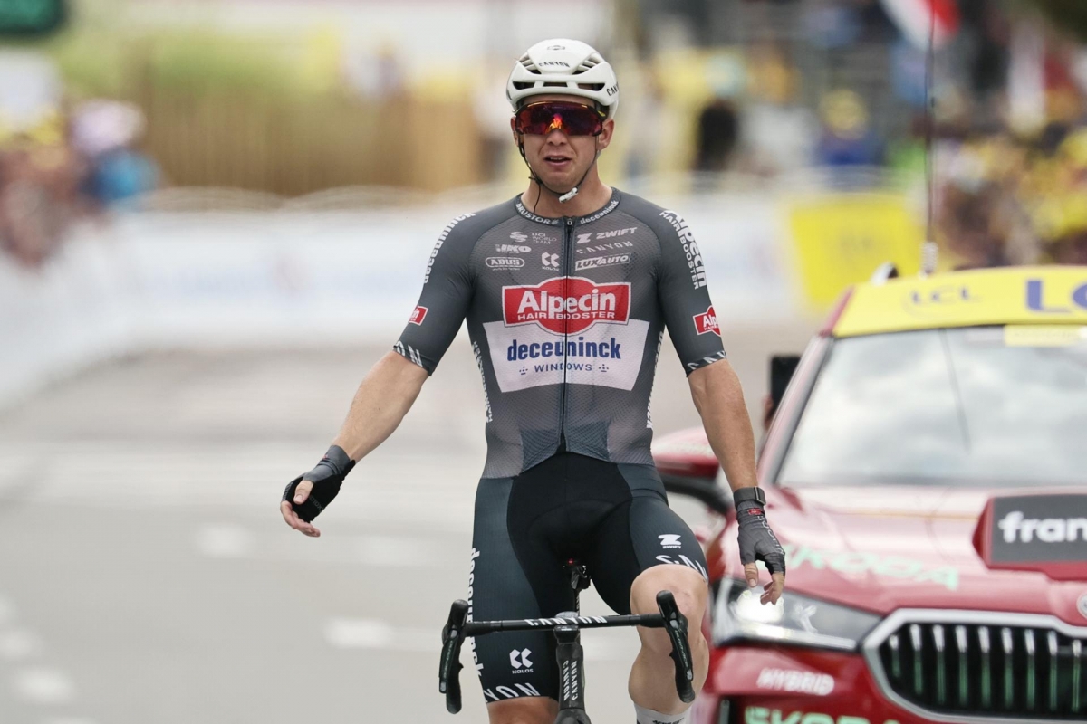 El esprinter australiano Groves gana en solitario en su primer Tour; Pogacar sigue líder