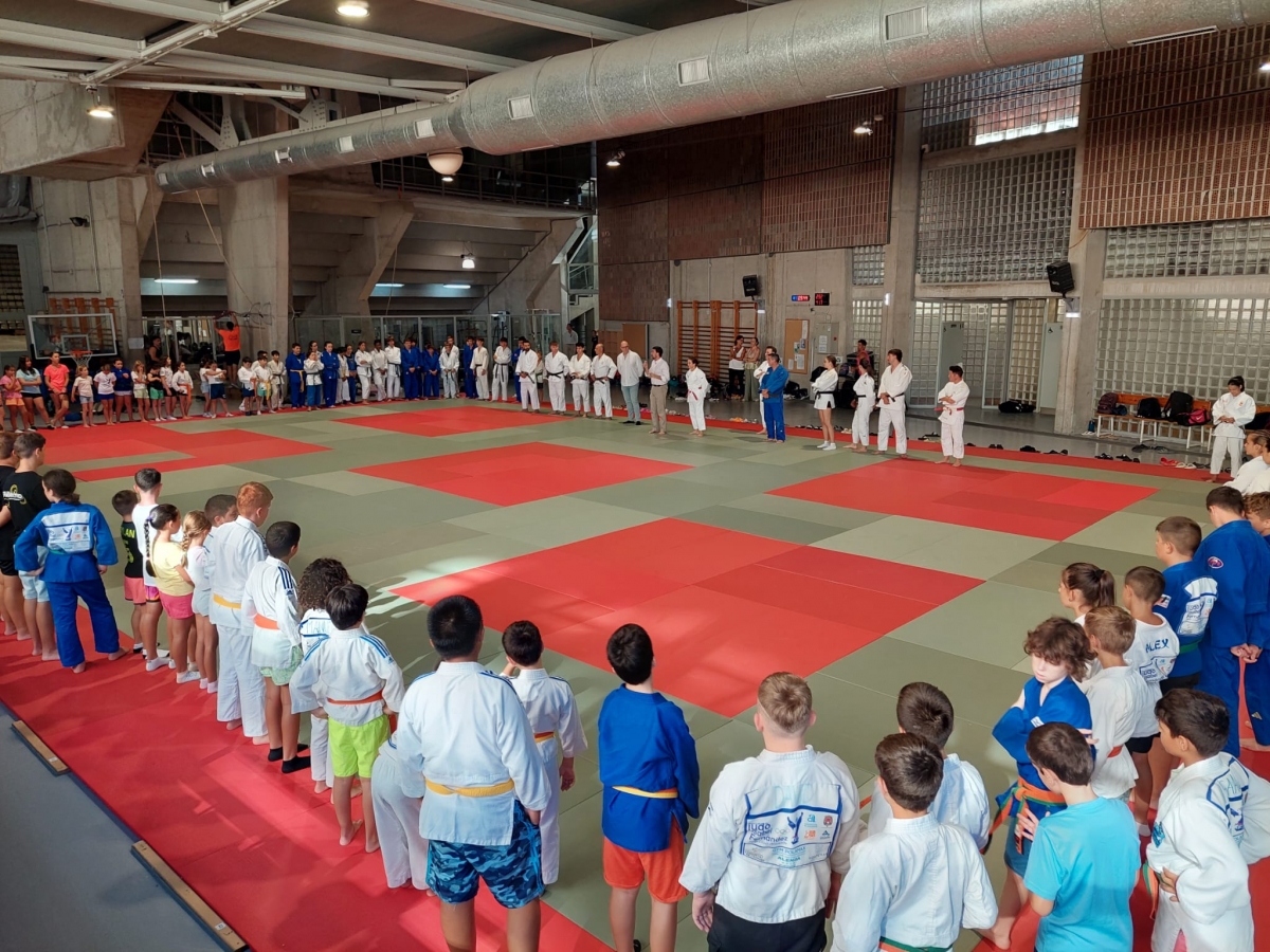 Más de 4.500 niños y jóvenes practican deporte este verano en las instalaciones municipales de Alicante