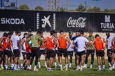El Valencia sale de Paterna en busca de victorias y fichajes