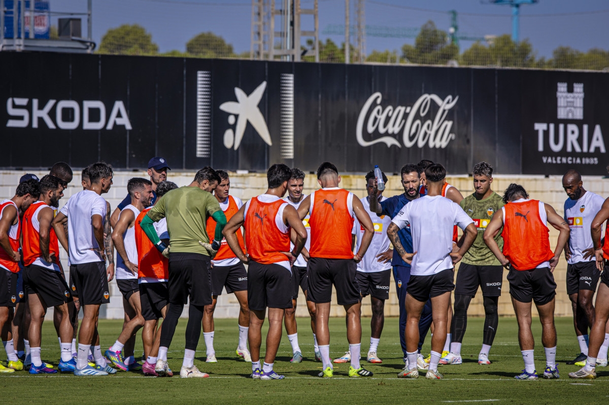 El Valencia sale de Paterna en busca de victorias y fichajes