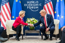 Los productos europeos tendrán un 15% de arancel en EEUU y la UE comprará más energía y armas americanas