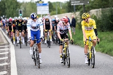 Van Aert se apunta un histórico triunfo en París en la consagración de Pogacar