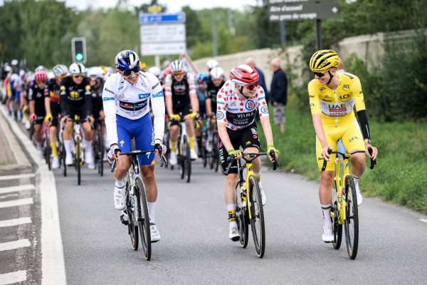 Van Aert se apunta un histórico triunfo en París en la consagración de Pogacar