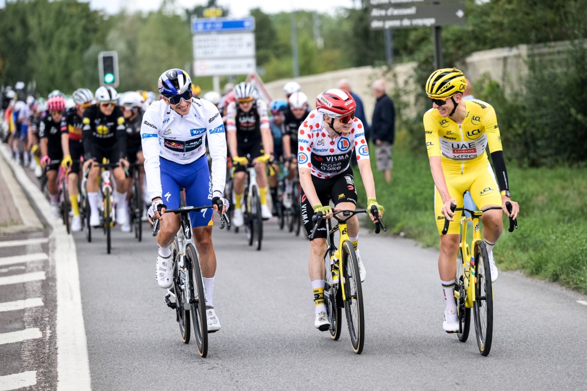 Van Aert se apunta un histórico triunfo en París en la consagración de Pogacar