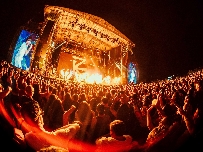 Al mal tiempo... Fan Futura: el festival desafió el temporal con más de 20.000 asistentes en Los Alcázares