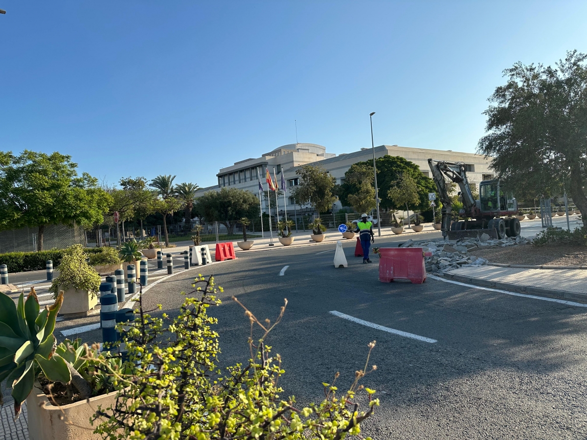 La Universidad de Alicante inicia la construcción de una nueva rotonda en el campus para mejorar la movilidad