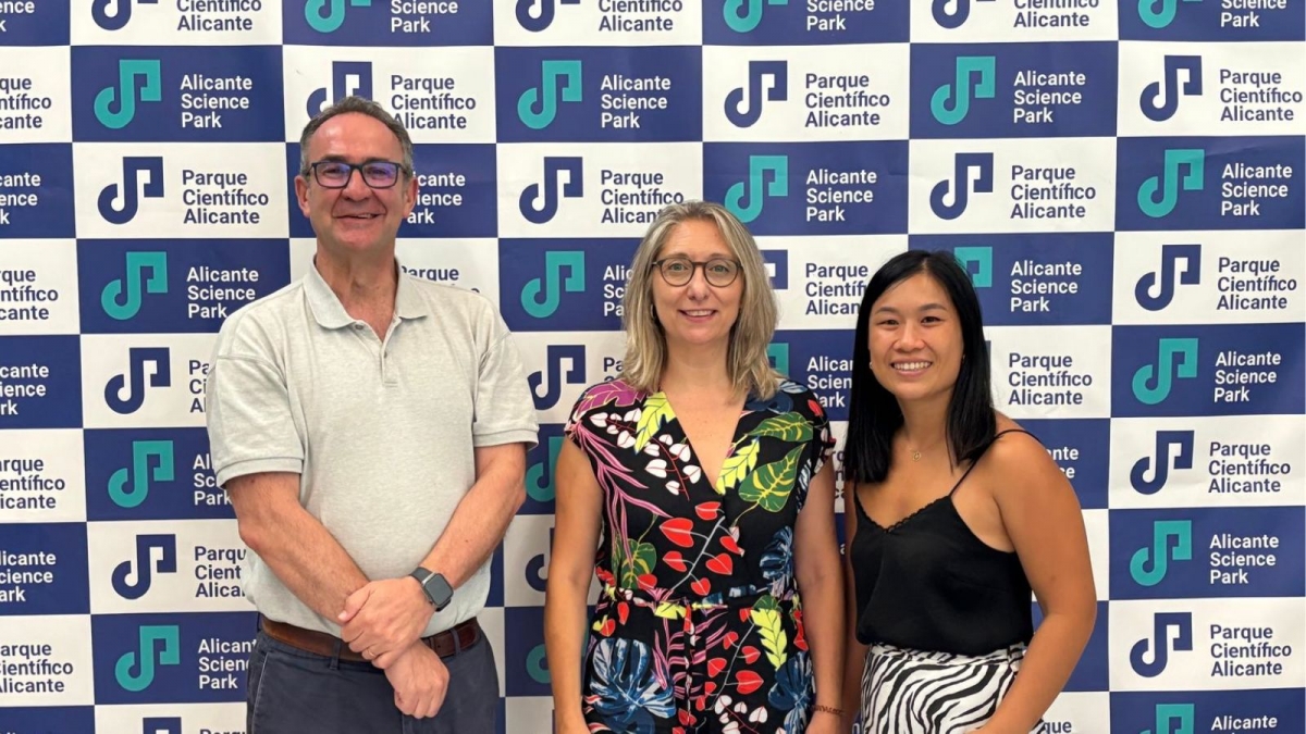 Esteban Pelayo, María Jesús Pastor y y Silvia Lai Zhang, administradora de Moaflip. - Foto: PLAZA