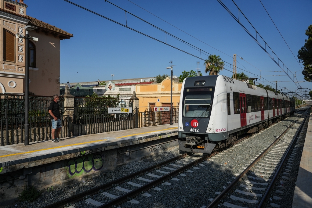 Un metro circula en la estación de Picanya. - Foto: EDUARDO MANZANA Un metro circula en la estación de Picanya.