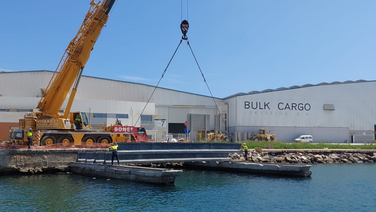PortCastelló avanza en el muelle transversal exterior con la instalación de vigas prefabricadas