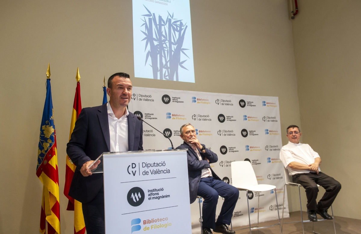 Mompó presenta la Biblioteca de Filología Valenciana para que 