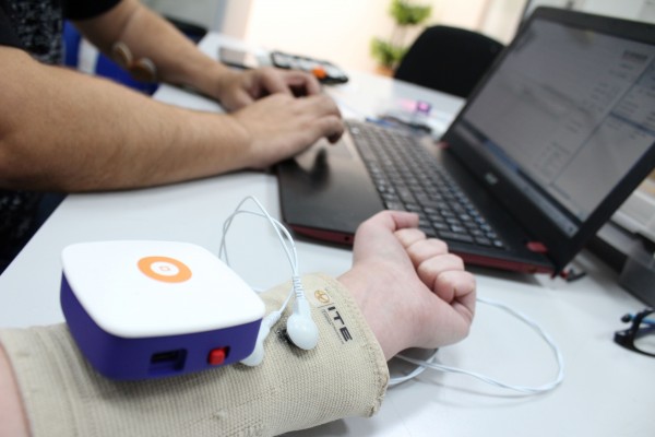 El ITE construye una biopila integrada en prendas deportivas que utiliza el sudor como energía

