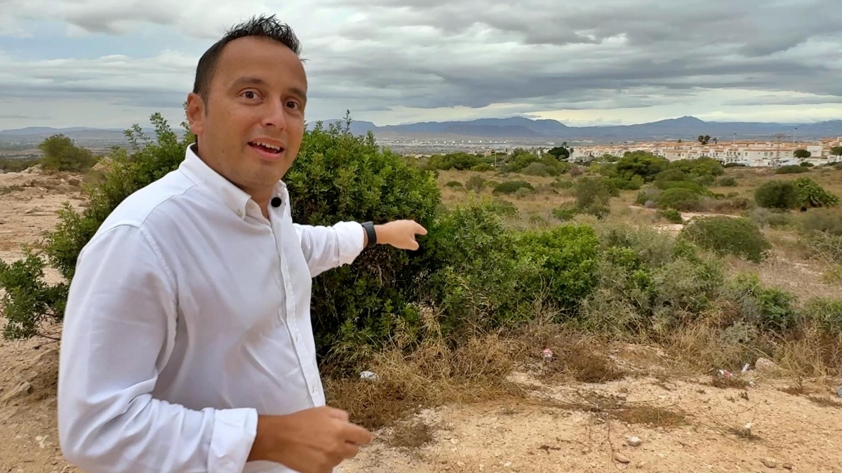 El concejal Borja Merino frente a los terrenos - - AP