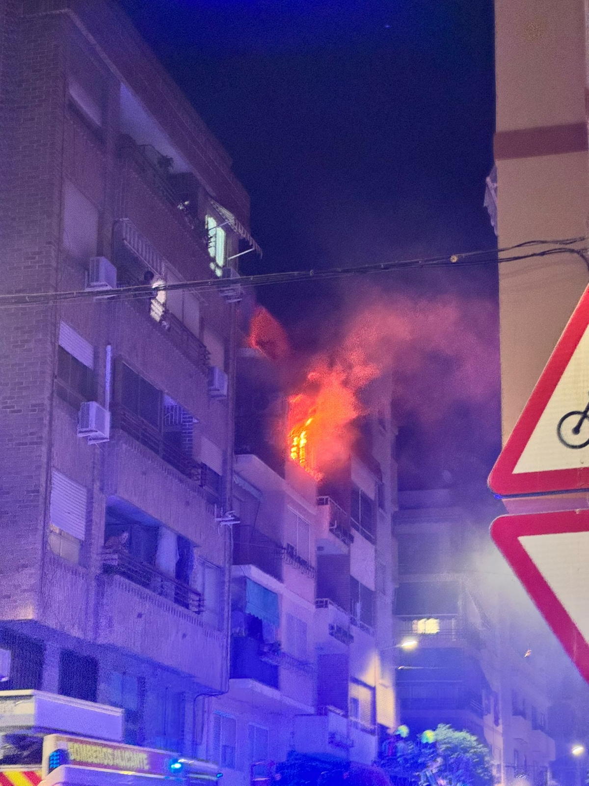 Pavoroso incendio en el alicantino barrio de Carolinas Bajas
