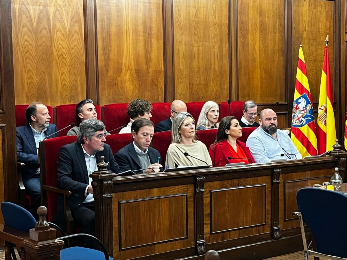 El portavoz del PP, primero por la izquierda en la fila delantera, en un pleno municipal. - 