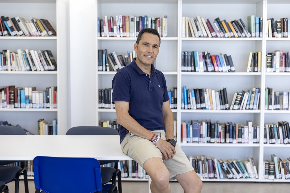 El alcalde de Canet, Pere Antoni, en la biblioteca de la playa Racó del Mar.