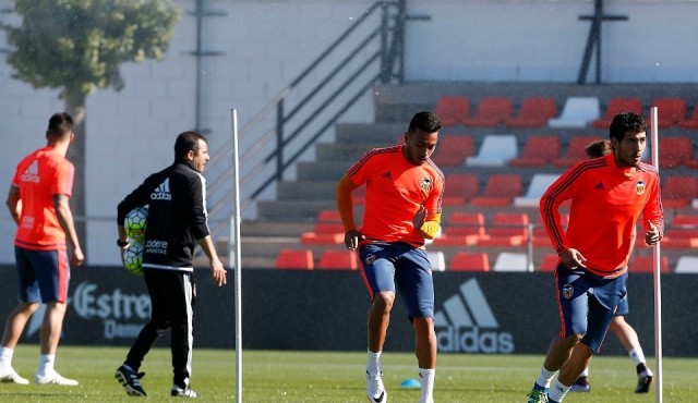El Valencia CF ya prepara el duelo ante el Villarreal sin Gayà, Cheryshev y Piatti