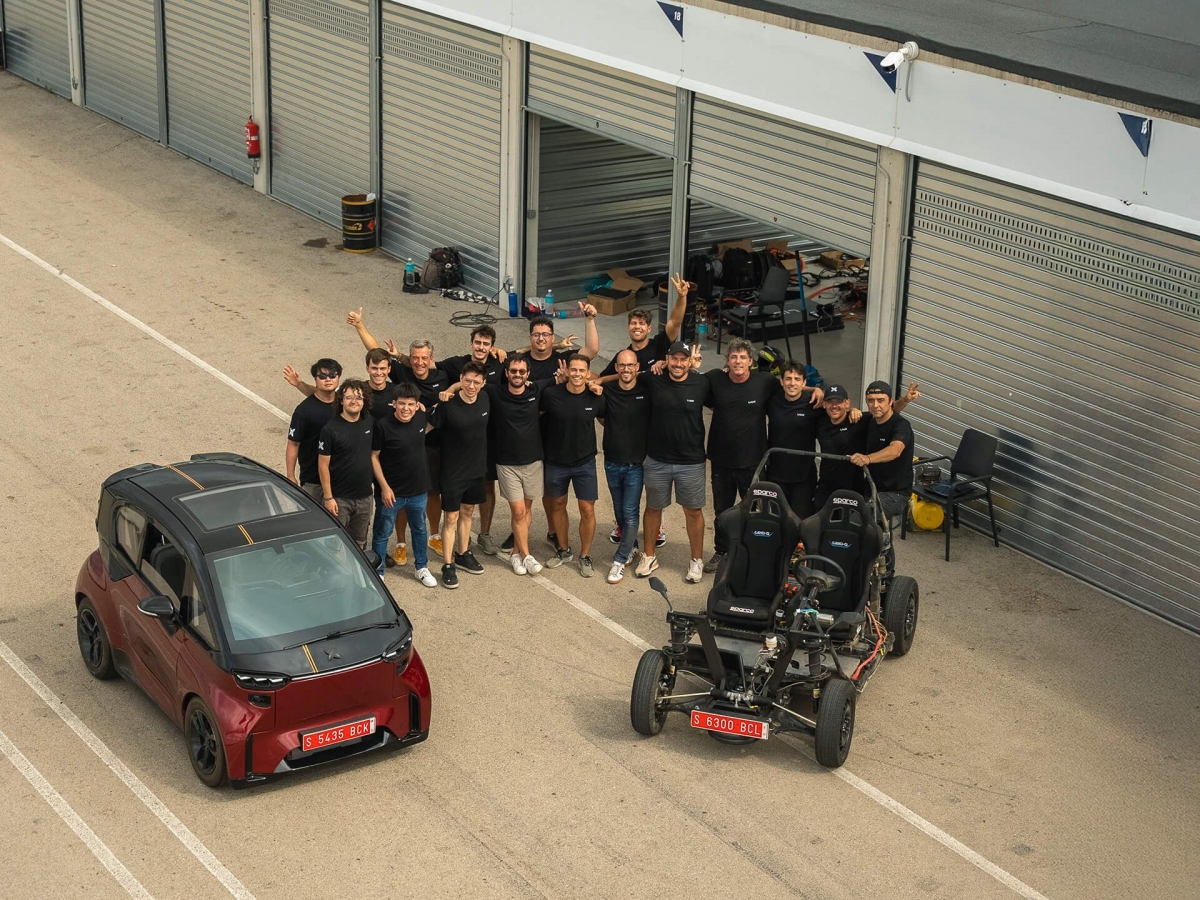 Equipo de Liux probando sus prototipos de coche. - Foto: PLAZA Equipo de Liux probando sus prototipos de coche.
