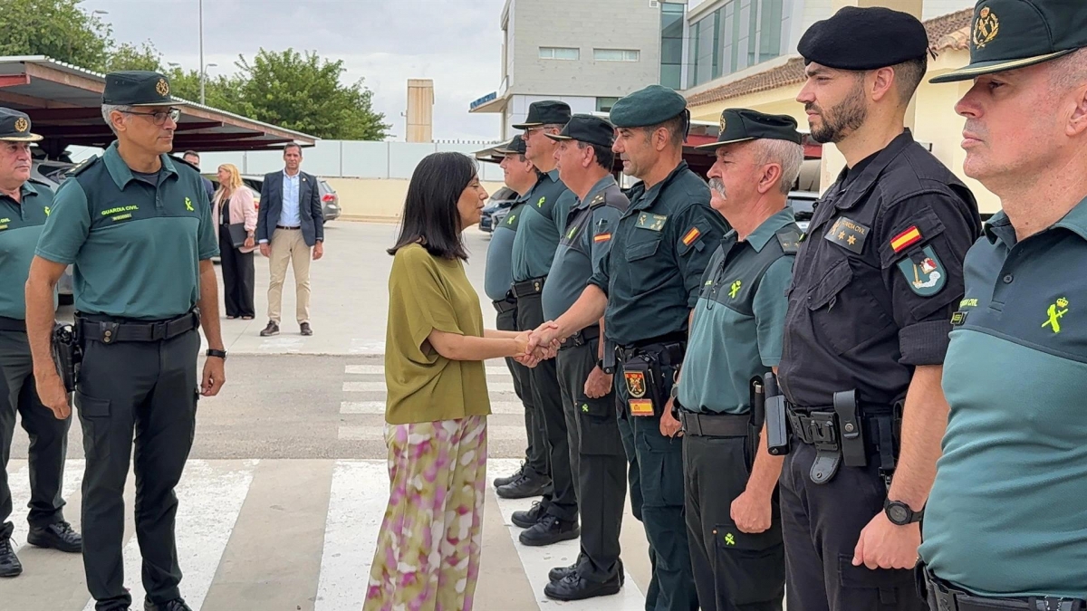 a directora general de la Guardia Civil, Mercedes González, felicita a los agentes de la Guardia Civil.