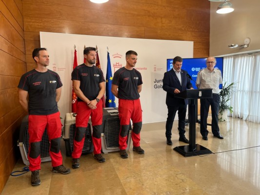 Murcia pondrá en marcha una Unidad Canina de Bomberos para reforzar las labores de búsqueda y rescate