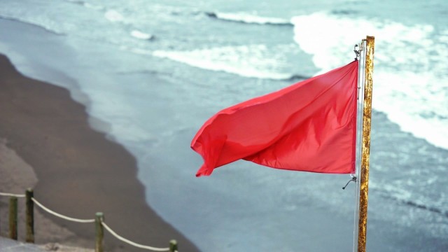 Prohibido el baño en la playa Matalentisco de Águilas este lunes por bandera roja 