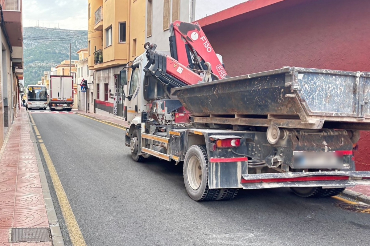 Este es el infernal tráfico que sufre Benitatxell cada día: 32.000 vehículos por su estrechas calles 