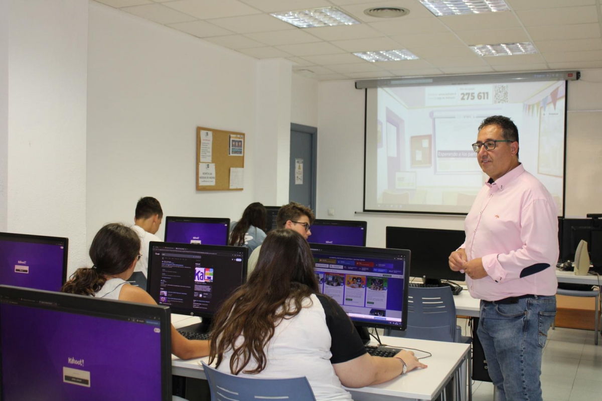 Más de 230 jóvenes aprenden a identificar bulos y a usar la Inteligencia Artificial en Castelló