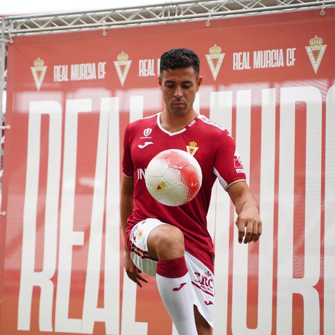 Álvaro Bustos ve que el Real Murcia y Etxeberria le van 