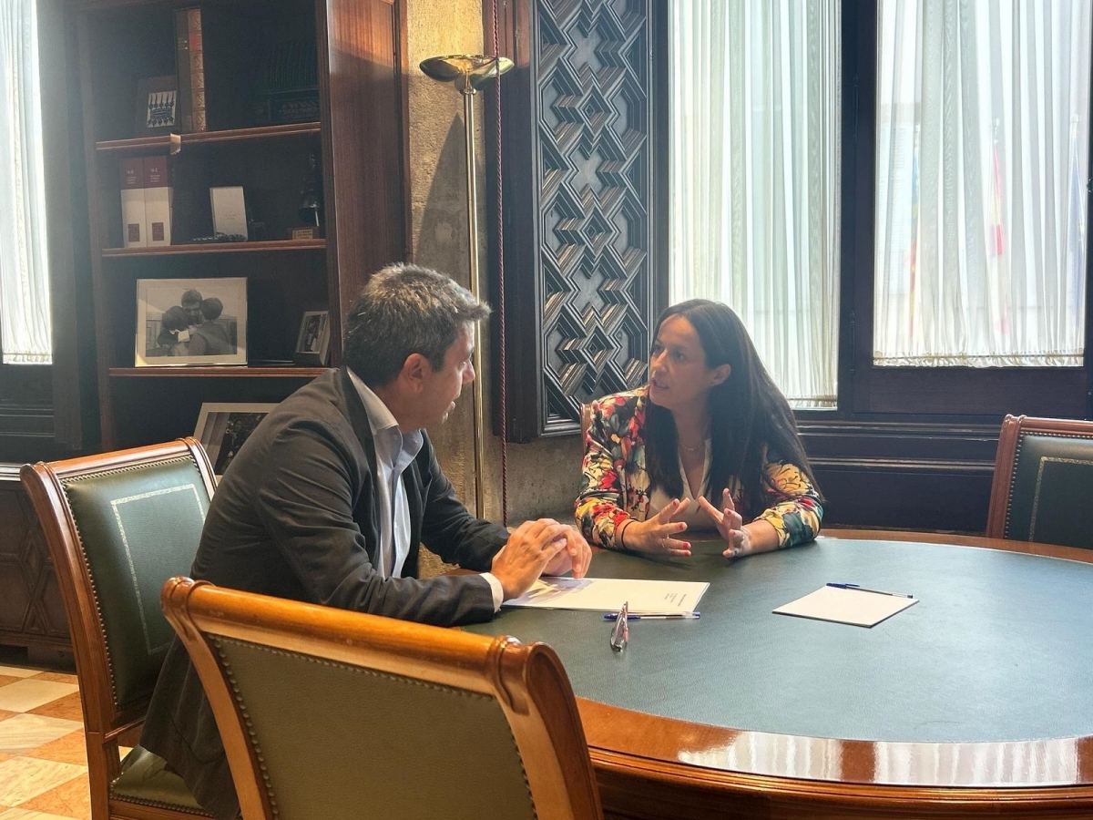 Mazón se compromete con la alcaldesa de Catarroja a crear un interlocutor único y un protocolo ante emergencias