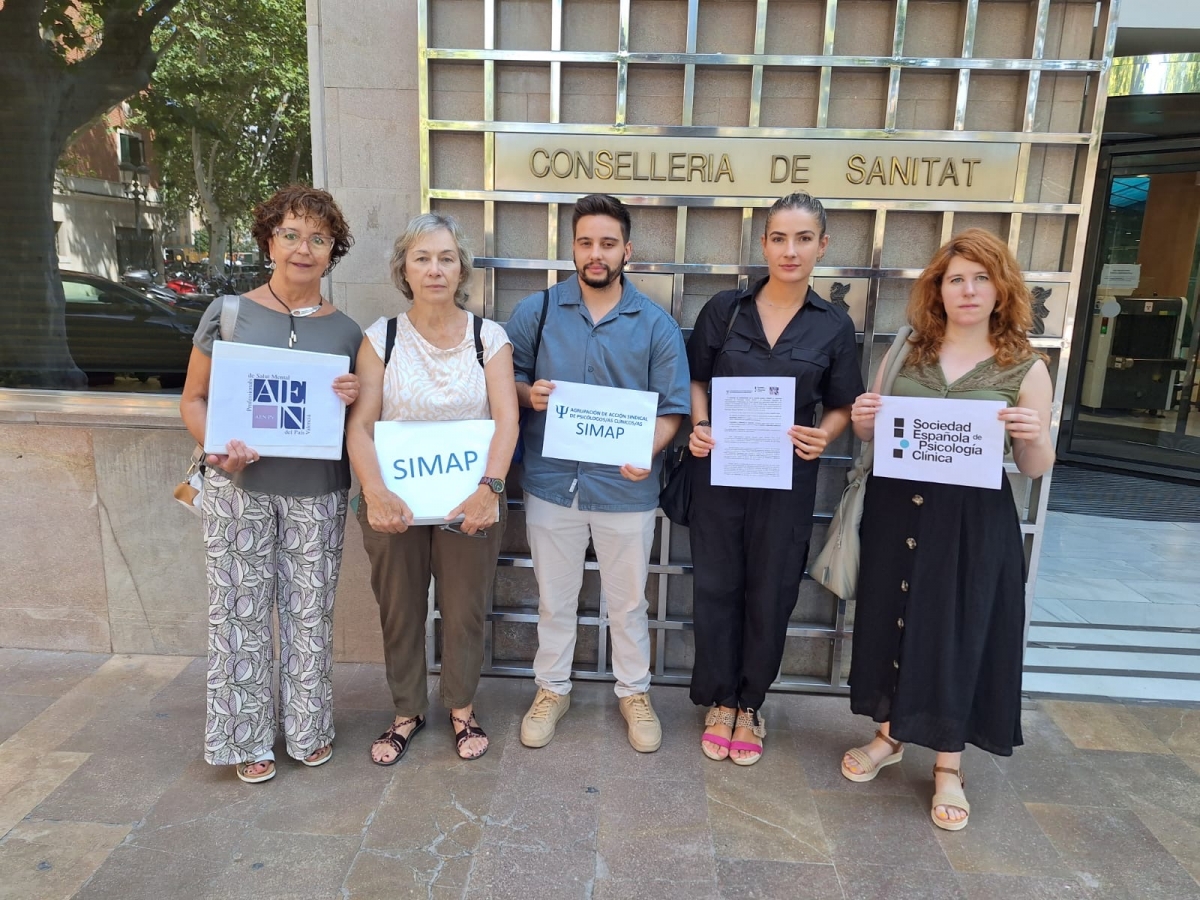 Psicólogos clínicos presentan miles firmas contra la entrada de no especialistas en el sistema valenciano de salud