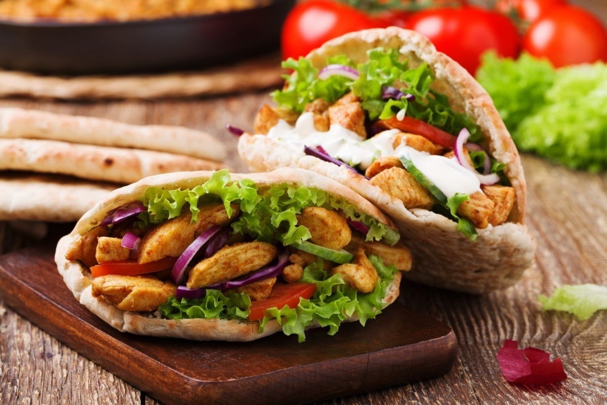 Cerrado un kebab en el centro de Murcia tras quedar intoxicadas 15 personas, cuatro de ellas menores