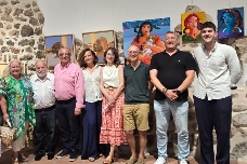 'Felicidad junto al mar': el arte se sumerge en el agua en la galería de arte de Ana Rubio en Oropesa