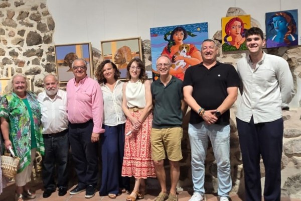 'Felicidad junto al mar': el arte se sumerge en el agua en la galería de arte de Ana Rubio en Oropesa