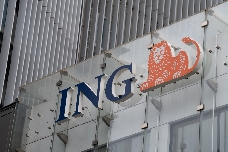 ING gana un 6,8% menos en el primer semestre, pero mejora objetivos