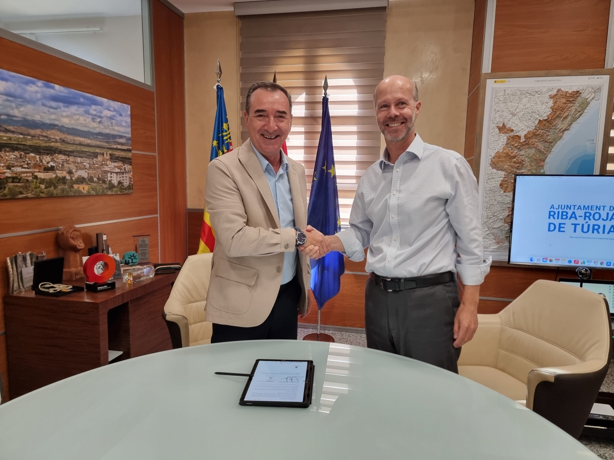 Riba-roja firma un convenio con Corporación F Túria para construir una carretera alternativa en La Llobatera