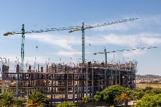 San Vicente y la Generalitat trabajan por construir viviendas de alquiler asequible en el municipio