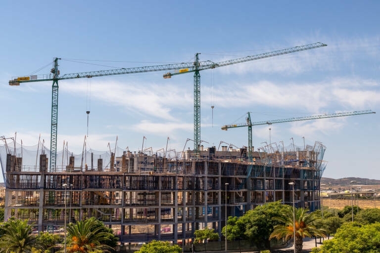 San Vicente y la Generalitat trabajan por construir viviendas de alquiler asequible en el municipio