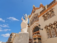 La 'mano' flamenca de Gabarrón en La Unión: una escultura del artista muleño emerge a los pies de la 'Catedral del Cante'