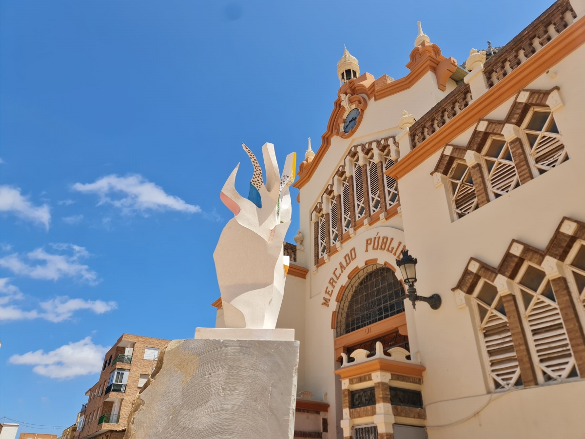 La 'mano' flamenca de Gabarrón en La Unión: una escultura del artista muleño emerge a los pies de la ‘Catedral del Cante’