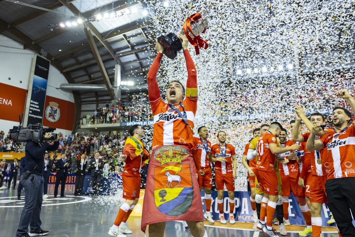 Jesús Izquierdo, capitán del Jimbee, levantando la Supercopa 2025. - Foto: JIMBEE CARTAGENA