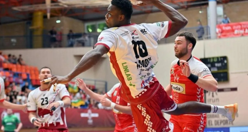 El pivote togolés Abdoula Modi - - AP