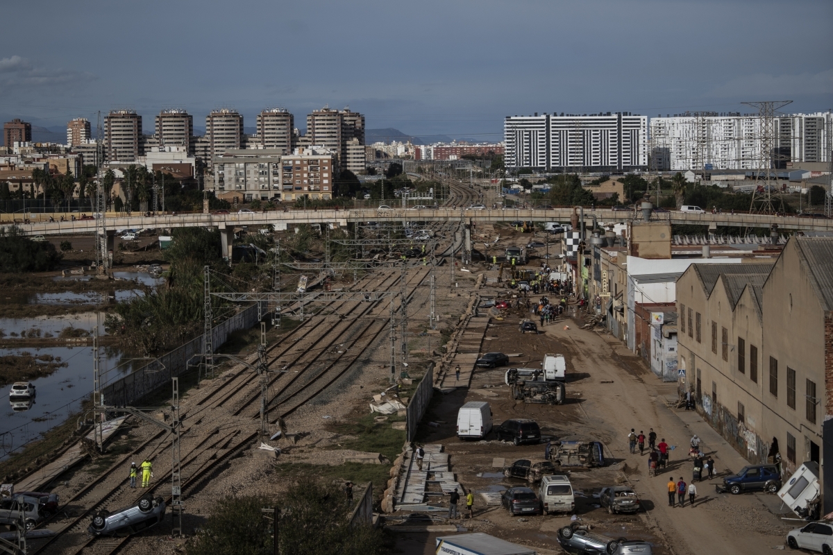 Un paso subterráneo de 12 metros: el plan de Adif para sustituir el cruce más mortal de España no convence a Alfafar y Sedaví 