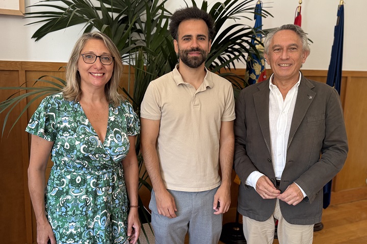 Toni Forner, galardonado con el Premio Princesa de Girona, recibe la felicitación de la Universidad de Alicante 