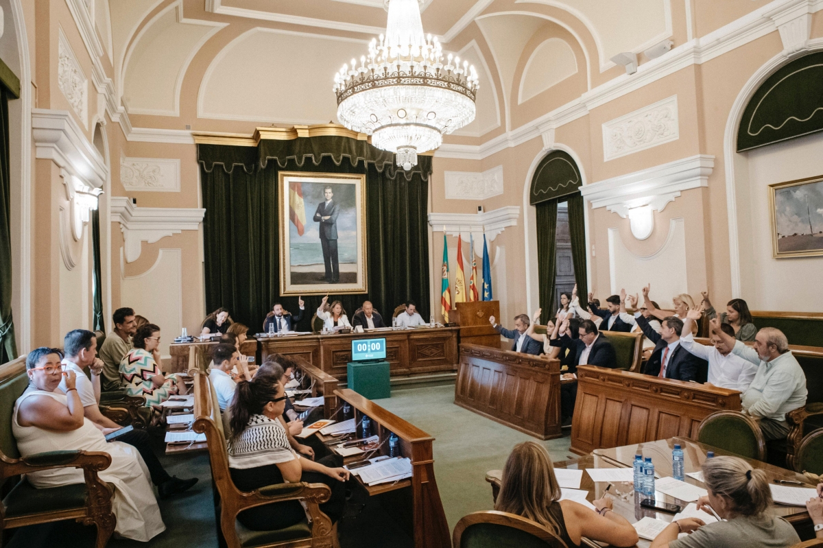Gobierno y oposición en Castelló se enzarzan a cuenta del 'basurazo' y la vivienda
