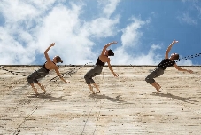 La Plaza de España de San Javier acoge este viernes un espectáculo gratuito de danza vertical, en el que las fachadas son el escenario