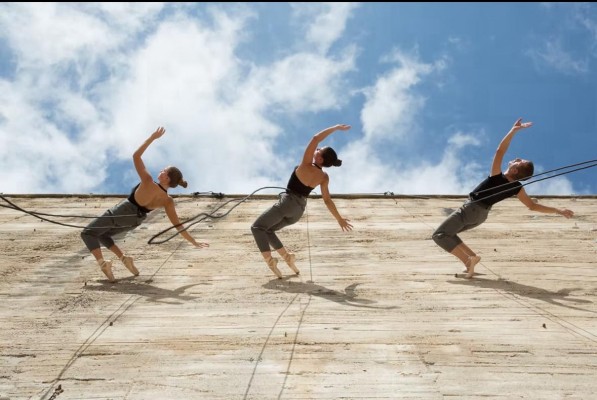 La Plaza de España de San Javier acoge este viernes un espectáculo gratuito de danza vertical, en el que las fachadas son el escenario