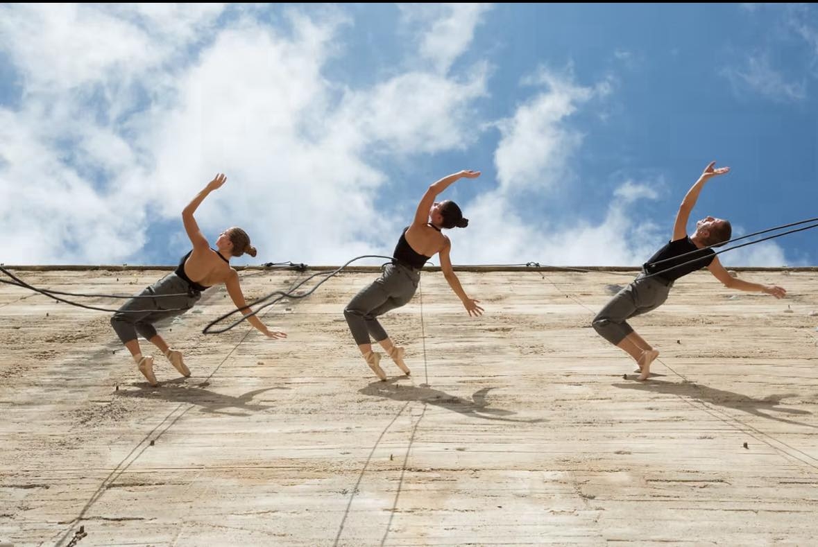 La Plaza de España de San Javier acoge este viernes un espectáculo gratuito de danza vertical, en el que las fachadas son el escenario