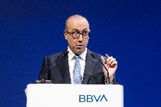 BBVA insiste en que la OPA al Sabadell es una "buena operación", pero no garantiza que vaya a lanzarla