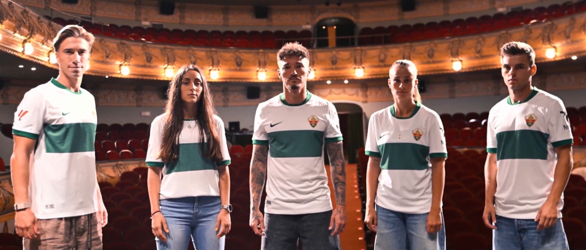 El Elche mira a sus raíces en el retorno a Primera e incluye la letra del ‘Aromas Ilicitanos’ en su nueva camiseta