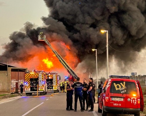Un incendio en una nave en Alboraia obliga a confinar varias viviendas de la zona